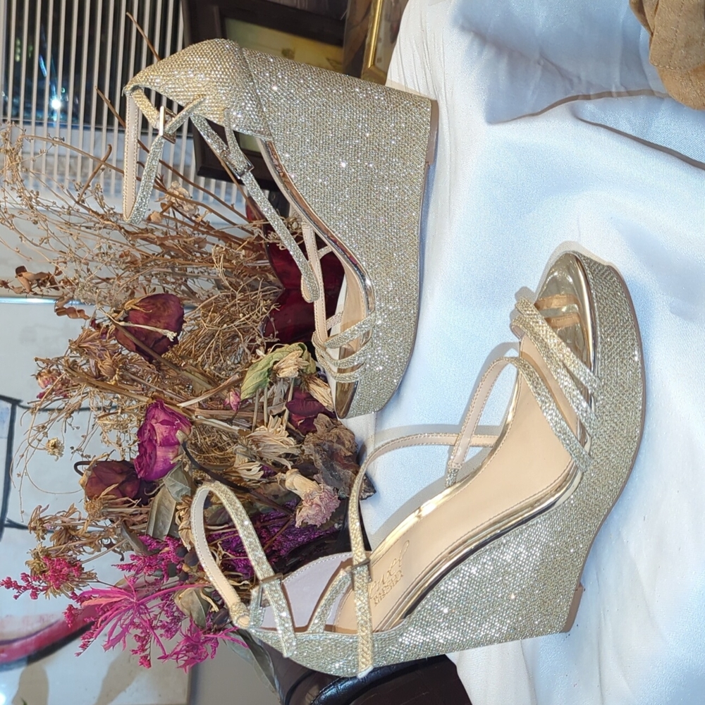 Badgley Mischka STUNNING gold wedge